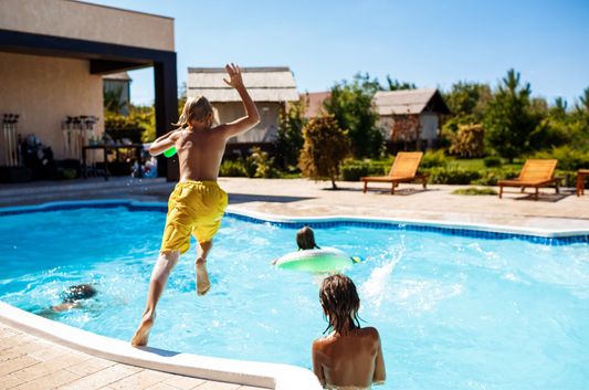 Amenajare curte cu piscină: Tot ce trebuie să știi pentru un spațiu de vis